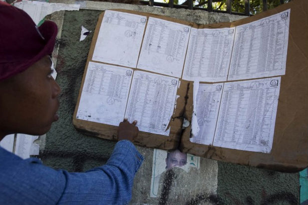 Mulher checa seu nome na lista de votação. Com a rápida aproximação do 28 de novembro, dia das eleições, a Missão das Nações Unidas para a Estabilização do Haiti (MINUSTAH) e as autoridades haitianas trabalham duro para assegurar que todos os haitianos aptos a votar possam fazê-lo. Foto: ONU/Logan Abassi.