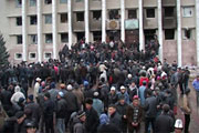 Manifestantes do lado de fora do escritório do Governo em Talas, Quirguistão. Foto: UN.