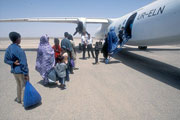 Familiares de refugiados sarauis na Argélia embarcam no Saara Ocidental para visitar seus parentes.