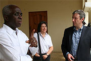 O Ministro do Interior do Haiti, Paul Antoine Bien-Aime, com a Diretora-Sênior do PNUD, Jessica Faieta, e o sismólogo Eric Calais.