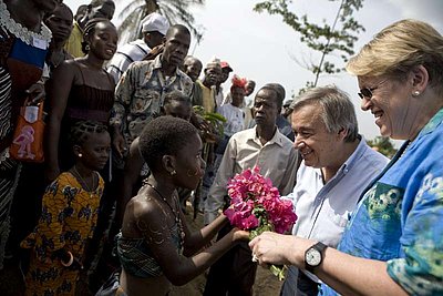 O Alto Comissário, António Guterres, e a Representante Especial da ONU, Ellen Lój, recebem flores de boas-vindas no campo refugiado de Bahn. Foto: ACNUR/ G.Gordon