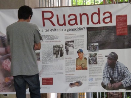 Estudante observa painel sobre o  genocídio de Ruanda. Foto: Unic Rio