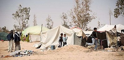 Pessoas deslocadas pelo conflito na Líbia abrigadas no deserto, nos arredores da cidade de Ajdabiya. Foto: © ACNUR/P.Moore.