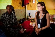 A Embaixadora da Boa Vontade do ACNUR Angelina Jolie durante sua visita ao campo de Choucha, onde conversou com alguns refugiados somalis.