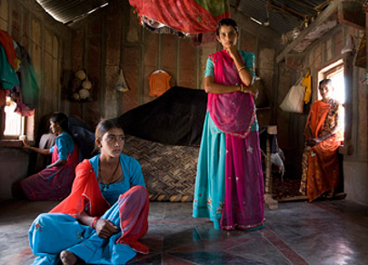 Munni (centro), 18 anos, vive no Estado de Rajasthan (Índia). Ela foi “arranjada” a se casar aos 17 anos, mas convenceu seu pai a adiar seu casamento até que fosse maior de idade. Sua mãe é defensora das mulheres. (Foto: UNICEF/Anita Khemka)