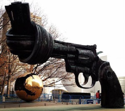 Escultura pela não violência (“Knotted Gun”), do sueco Karl Fredrik Reuterswärd, na entrada da ONU em Nova York. Foto: ONU/Paulo Filgueiras