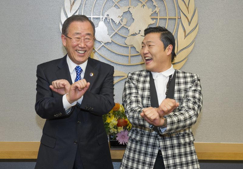 Secretário-geral da ONU, Ban Ki-moon (à esquerda), tenta fazer dança famosa do cantor sul-coreano Psy (à direita), durante uma reunião em outubro de 2012. Foto: ONU/Eskinder Debebe