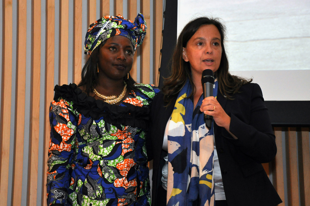 Mariama Bah, refugiada da Gâmbia e Isabel Marquez (ACNUR). Foto: Diogo Felix/ACNUR/Cáritas Arquidiocesana do Rio de Janeiro